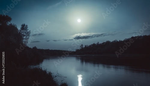 水面に反射する月の光
