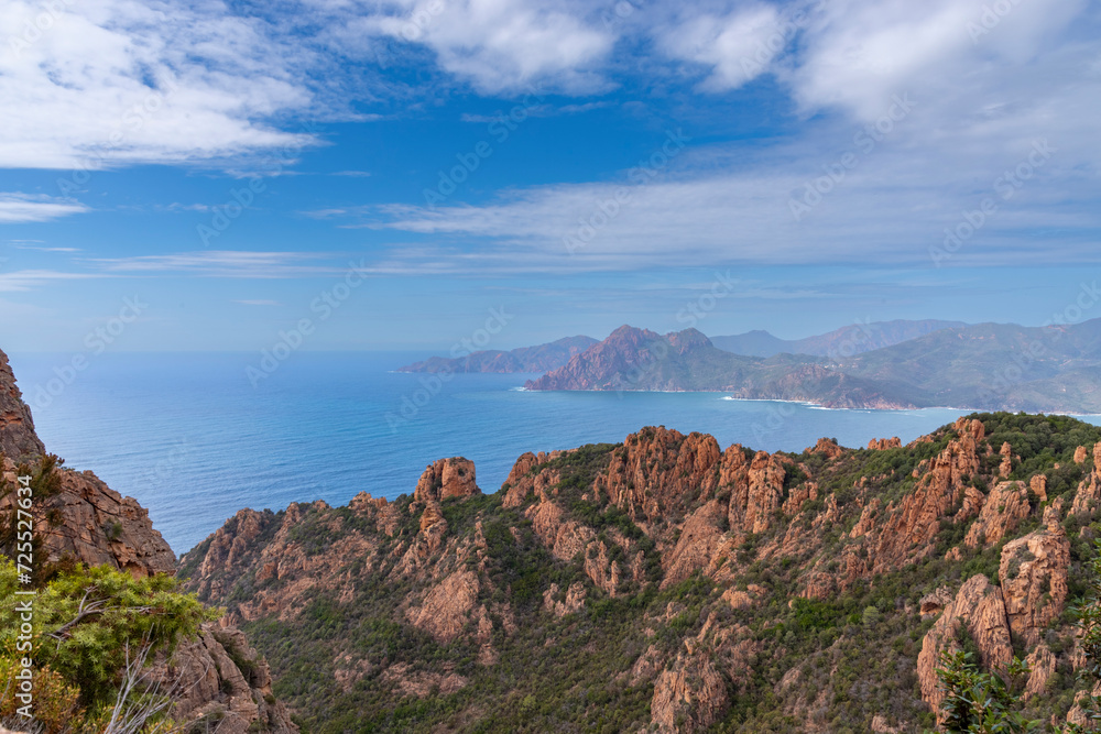 Blick über die abendliche Felsenlandschaft der Calanche auf Höhe von Porto, Korsika, Frankreich Blick über die abendliche Felsenlandschaft der Calanche auf Höhe von Porto, Korsika, Frankreich