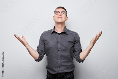 Fotografía Portrait man happy face smiling joyfully with raised palms and shocked open mouth isolated on white studio background