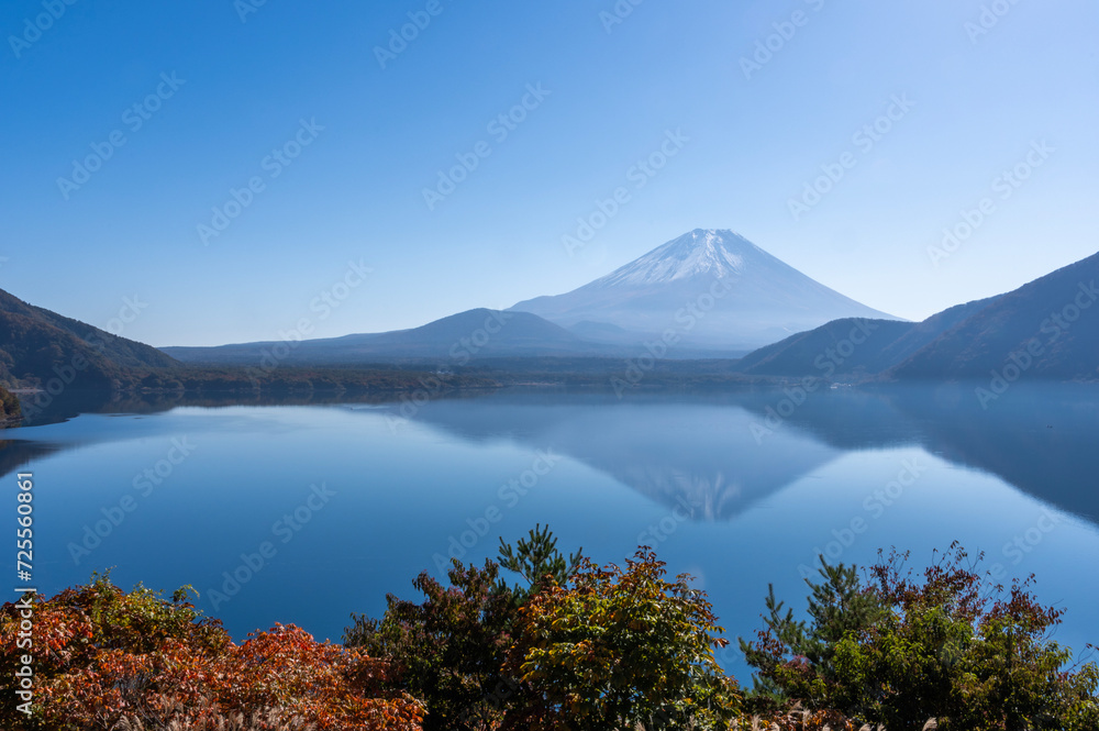 紅葉の本栖湖に映える富士山
