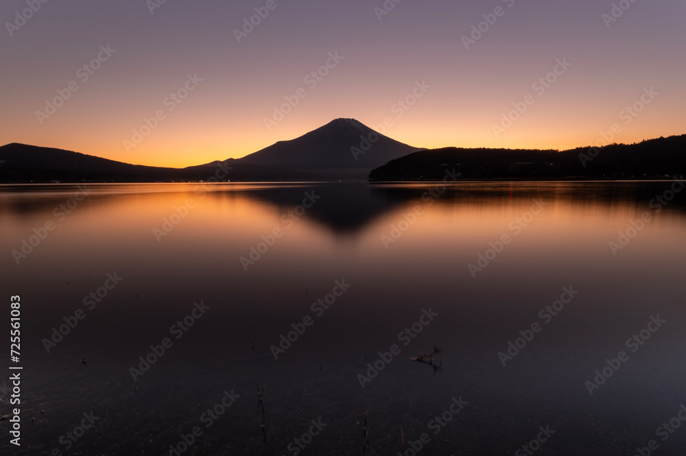 夕暮れの山中湖と富士山のシルエット