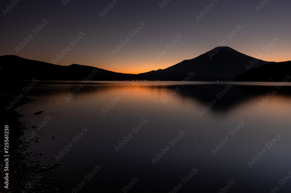 夕暮れの山中湖と富士山のシルエット