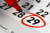 Datum mit Stift auf einem Kalender rot eingekreist
