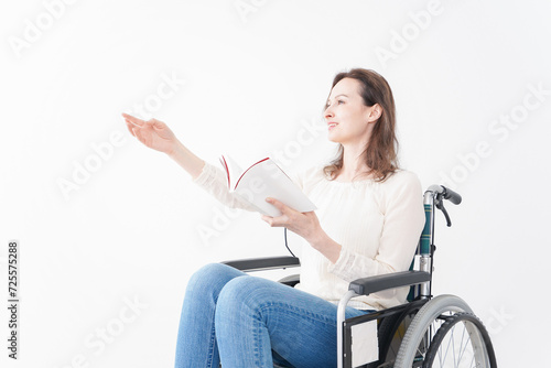 車椅子に乗り読書をする外国人の女性