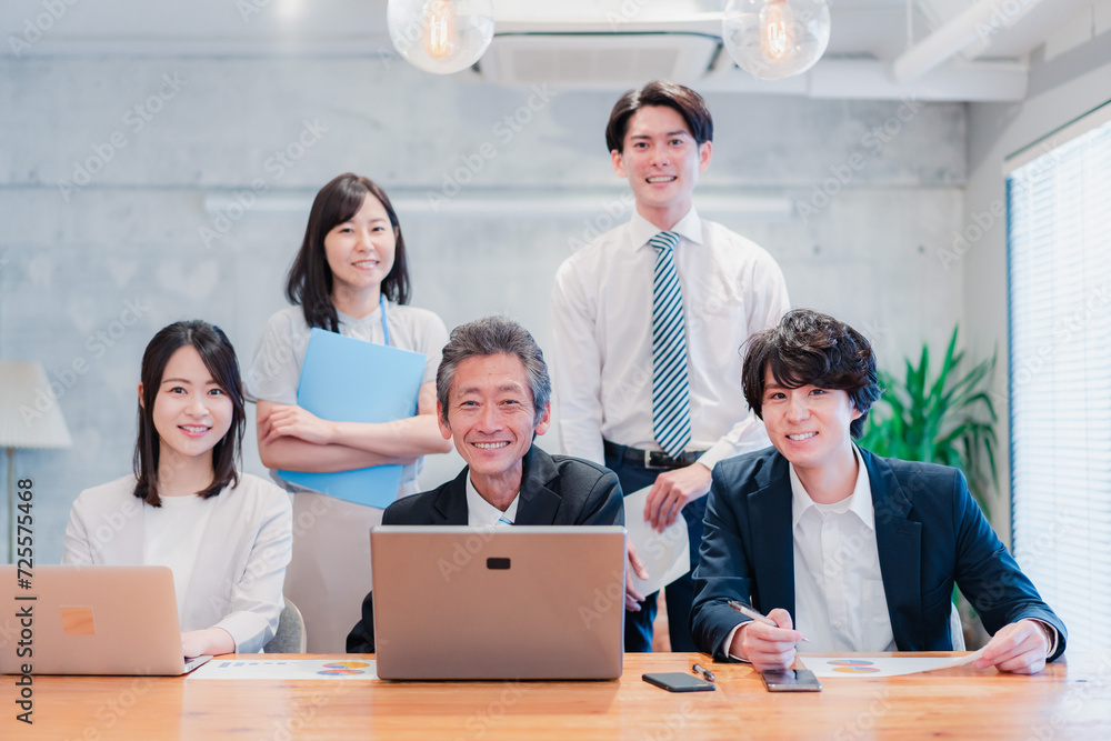 Obraz premium オフィスで楽しく働くビジネスパーソン