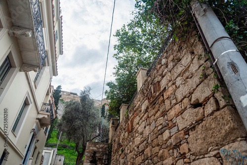 Fototapeta Naklejka Na Ścianę i Meble -  retro house on city street in Athens Greece