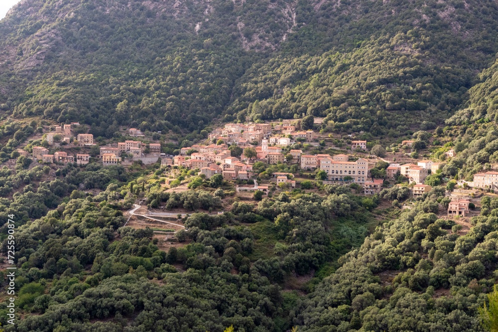 Blick auf das Bergdorf Ota unterhalb der Crete de Pinza, Korsika, Frankreich