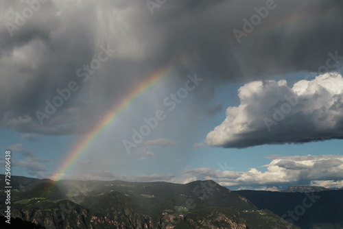 Regenbogen an einem wolkigen Himmel in den Bergen von S  dtirol