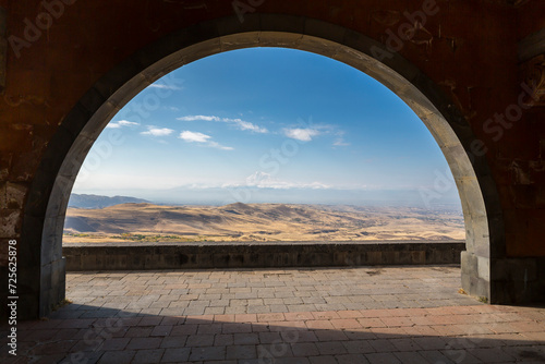 Foto View of the Arch of Charents, also known as Arch of Ararat