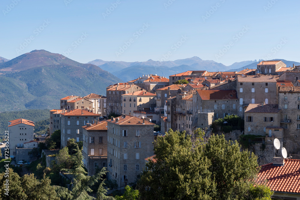 Blick über die korsische Stadt Sartène mit den Bergen im Hintergrund, Korsika, Frankreich