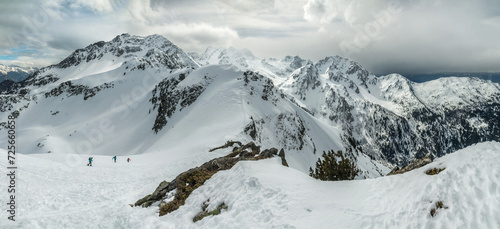Randonnée en hiver dans le Massif de Belledonne à La Grosse Tête , vue sur le Pic du Frêne , Savoie , Alpes