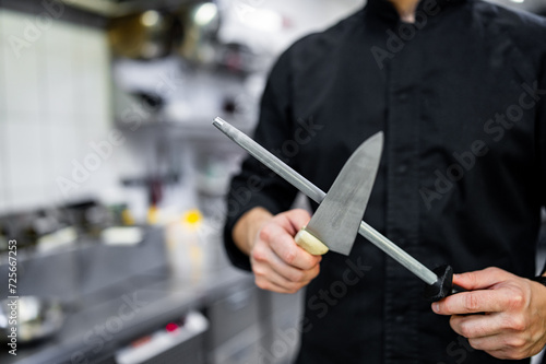 Konstfotografi Chef sharpening a kitchen knife with Honing steel