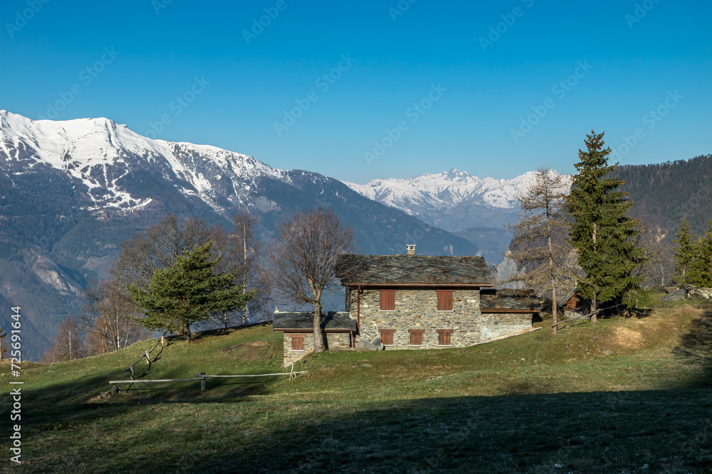 Alpage en vallée de Maurienne , à Beaune  , vur sur Belledonne  et La Toussuire , Massif de la Vanoise , Savoie , Alpes , France