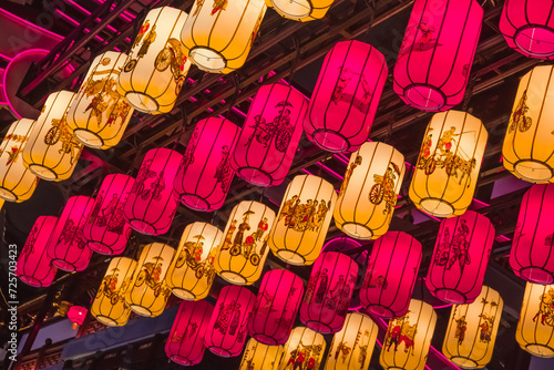 Fotografija a lot of colorful lamps hanging from a ceiling at an oriental market