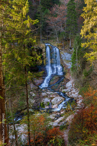 Fototapeta Naklejka Na Ścianę i Meble -  Mittelhoher Wasserfall in den Alpen von schräg oben