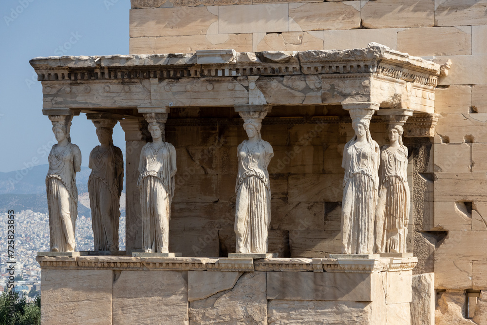 Loggia delle Cariatidi nell'Acropoli di Atene, Grecia. Zoom sulle cariatidi