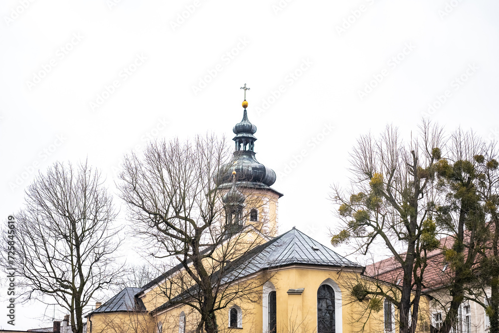Kościół w wiejskiej scenerii z zimowymi drzewami