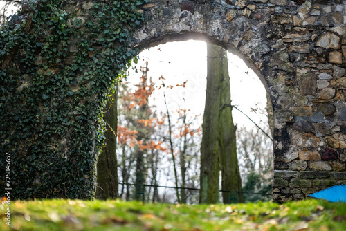 Zimowy Ogród z widokiem przez Kamienny Łuk