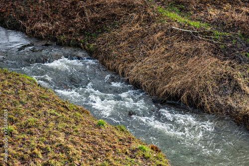 Strumień polny Przepływający Przez Zimowy Krajobraz