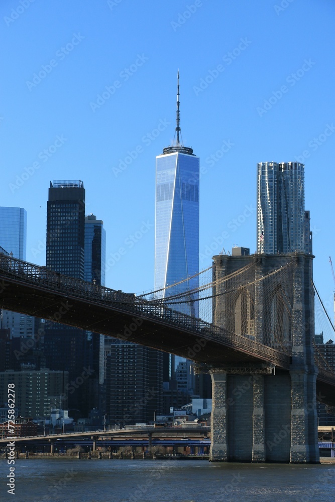 Fototapeta premium Brooklyn bridge and freedomtower, world trade center