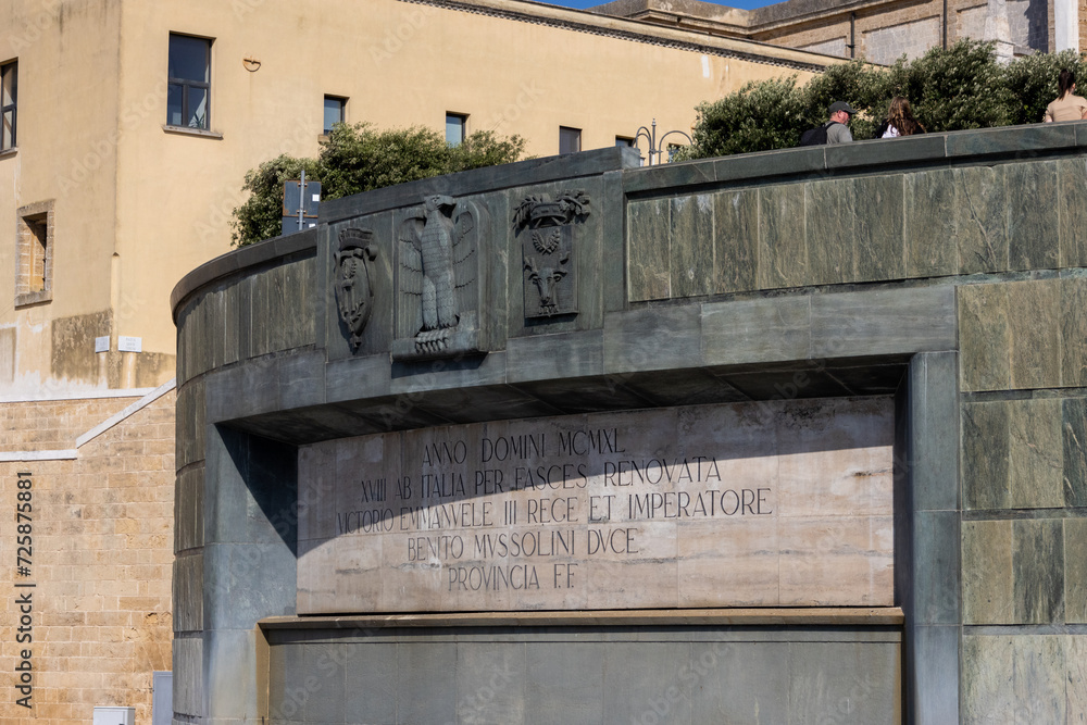 La fontana dedicata a Benito Mussolini e al Re Vittorio Emanuele III a Brindisi in Puglia, Italia