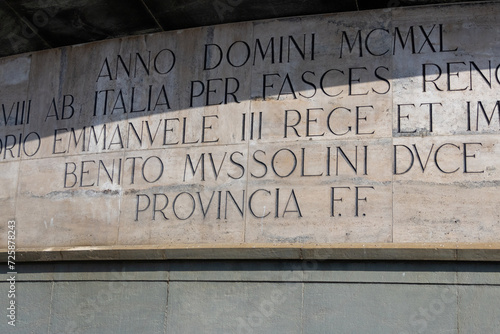 La fontana dedicata a Benito Mussolini e al Re Vittorio Emanuele III a Brindisi in Puglia, Italia photo