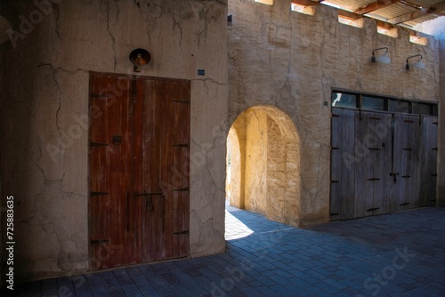 Canvas Print closed door and an entrance arc at the historic district of Dubai