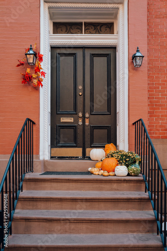 Obraz na plátně Thanksgiving pumpkin decorations on a stoop of a house in Manhattan, New York, USA