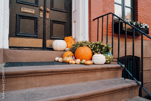 Quadro em tela Thanksgiving pumpkin decorations on a stoop of a house in Manhattan, New York, USA