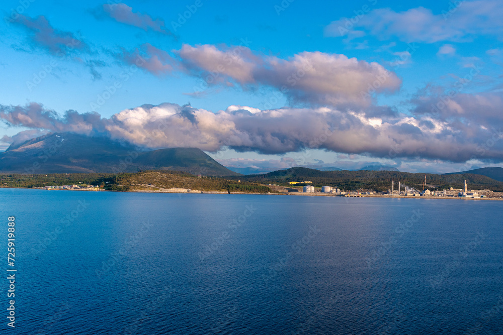 Fototapeta premium Der Trondheimfjord (norwegisch Trondheimsfjorden) ist mit 130 Kilometer Länge der drittlängste Fjord Norwegens.