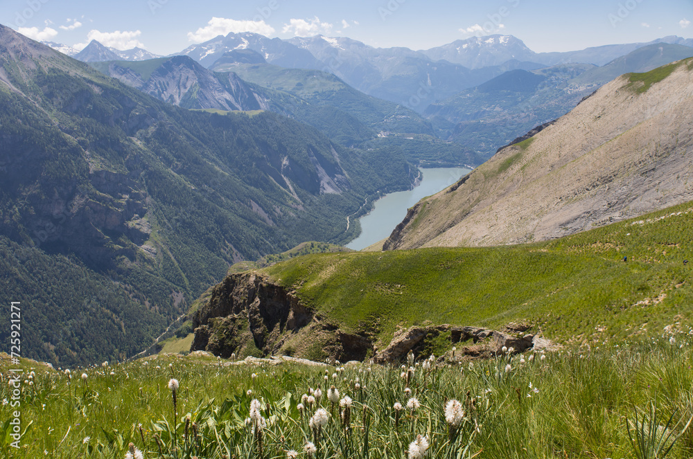 vue depuis le plateau d'Emparis sur la vallée du Ferrand et le lac de Chambon dans les Alpes de l'Isère en été