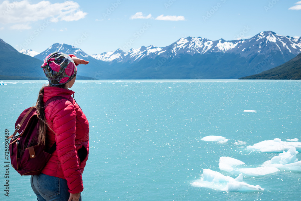 Mujer mirando al horizonte en el Parque Nacional Los Glaciares. Patagonia Argentina - obrazy, fototapety, plakaty 