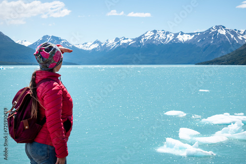 Mujer mirando al horizonte en el Parque Nacional Los Glaciares. Patagonia Argentina