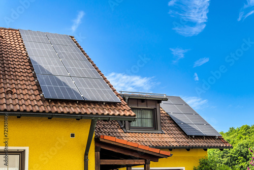 Solarzellen auf Hausdächern vor blauem Himmel