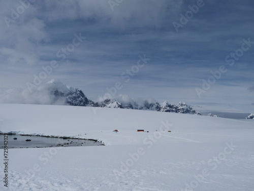 Bergkette der Seven Sisters bei Damoy Point an der Wiencke-Insel im Palmer-Archipel in der Antarktis.