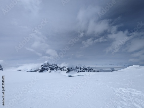 Bergkette der Seven Sisters bei Damoy Point an der Wiencke-Insel im Palmer-Archipel in der Antarktis. photo