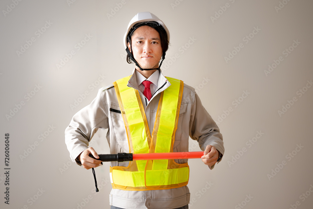 誘導灯を持った作業員 誘導灯を持った作業員