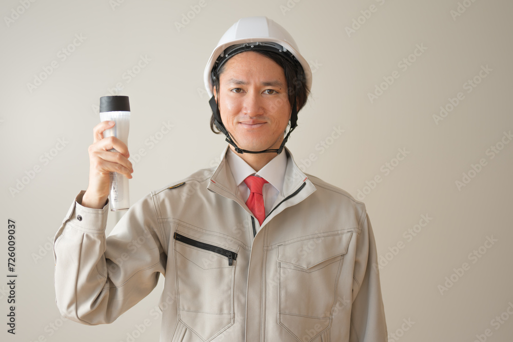 懐中電灯を持つ男性