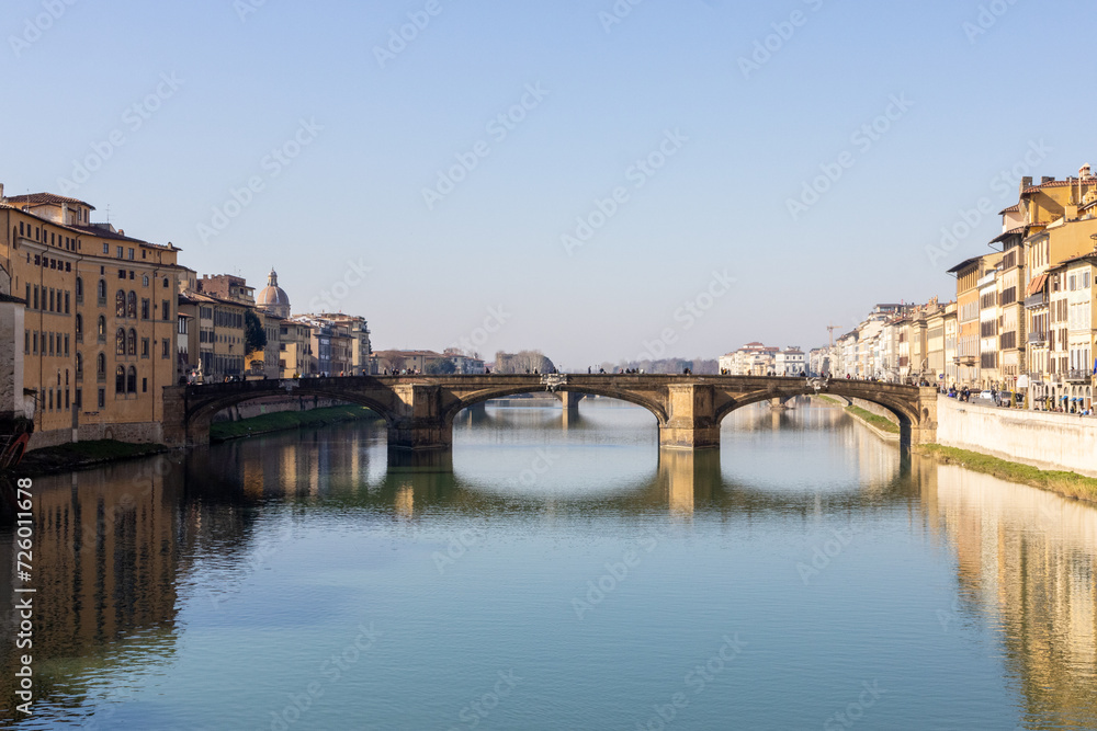 Ponte a Firenze con il riflesso dell'acqua del fiume, Italia