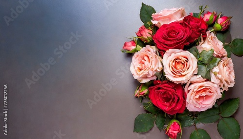 Bouquet de roses, nuances de blanc, rose et rouge, romantique sur un fond dégradé. Posé à plat et vue de dessus avec un espace pour le texte