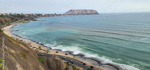 Vista superior de costa del oceano Pacìfico en Lima
