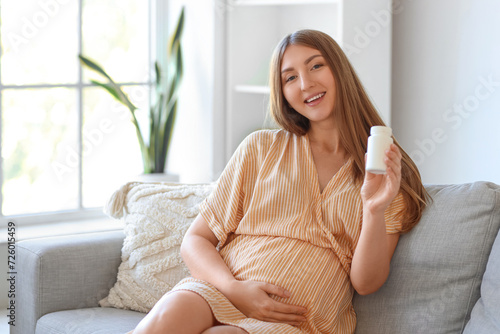 Young pregnant woman with p...