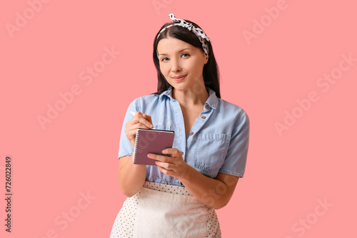Beautiful young waitress wi...