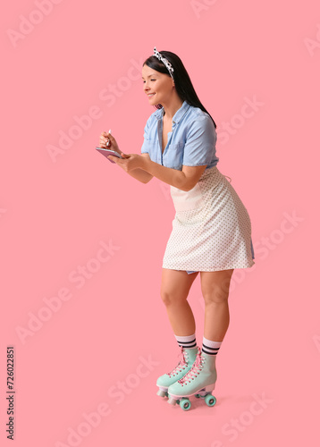 Beautiful young waitress wi...