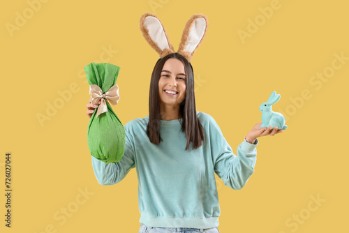 Smiling young woman with bu...