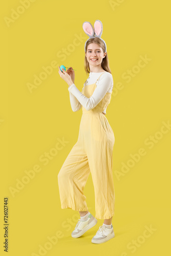 Young woman in bunny ears p...
