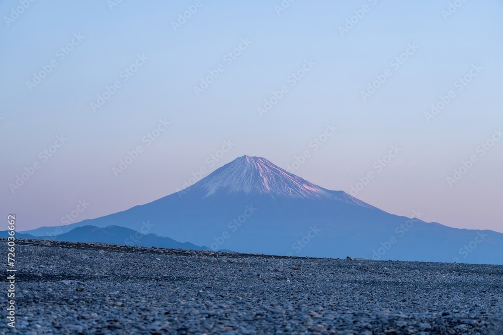 三保の松原で見た朝日を浴びて輝く富士山の絶景