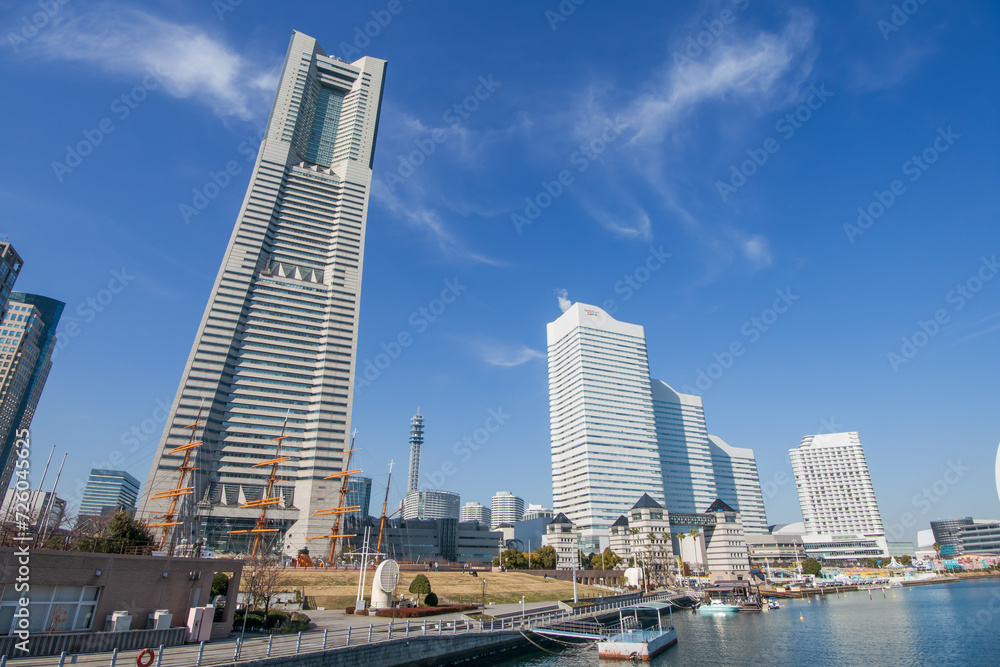 Naklejka premium みなとみらいの運河の風景