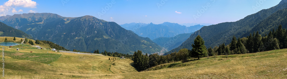 Foto panoramica in estate sul Maniva a Brescia, Italia
