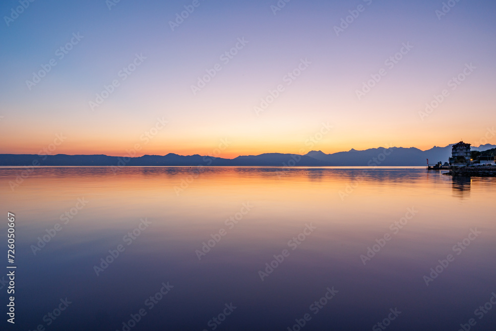 Lac Léman à l'aube, reflétant les Alpes Suisse, Evian-les-Bains, Haute-Savoie, France
